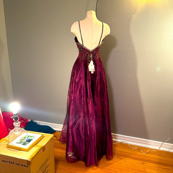 Vintage NWT ball gown with beautiful sheen & floral beading - Picture 8 of 10